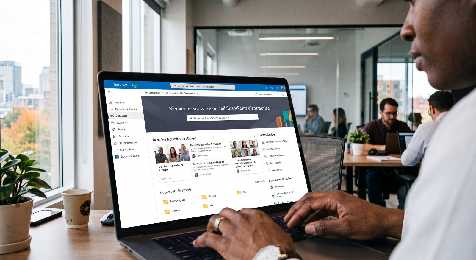 Employé utilisant la recherche SharePoint